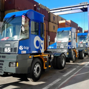TCP recibe 10 nuevos camiones para el transporte de contenedores en el patio de la Terminal